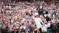 Petenis putra asal Italia, Jannik Sinner, berselebrasi setelah menang atas petenis Spanyol, Carlos Alcaraz di final Wimbledon 2025, 13 Juli 2025. (HENRY NICHOLLS / AFP)