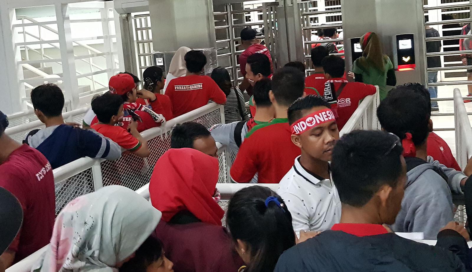 Suporter Timnas Indonesia di partai melawan Bahrain di Stadion Pakansari, Cibinong, Jumat (27/4/2018). (Bola.com/Zulfirdaus Harahap)