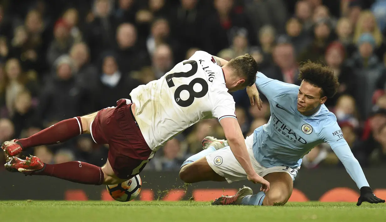 Gelandang Manchester City, Leroy Sane, berebut bola dengan bek Burnley, Kevin Long, pada laga Piala FA di Stadion Etihad, Manchester, Sabtu (6/1/2018). City menang 4-1 atas Burnley. (AFP/Oli Scarff)