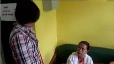 Polisi menangkap Priska, ibu yang tega menganiaya anaknya Sintia Julianti Fitri hingga tewas.