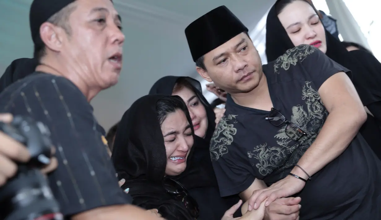 Ashanty dengan mata yang masih sembab hadir didampingi sang suami, Anang Hermansyah yang juga tidak kalah terlihat kesedihannya. Ashanty berusaha menenangkan diri tanpa sepatah kata terucap. (Galih W. Satria/Bintang.com)