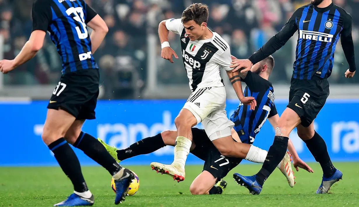 Striker Juventus, Paulo Dybala berusaha melewati tiga pemain Inter Milan pada pertandingan lanjutan Liga Serie A Italia di Allianz stadium, Turin (7/12). Juventus menang tipis atas Inter Milan 1-0. (Andrea Di Marco/ANSA via AP)