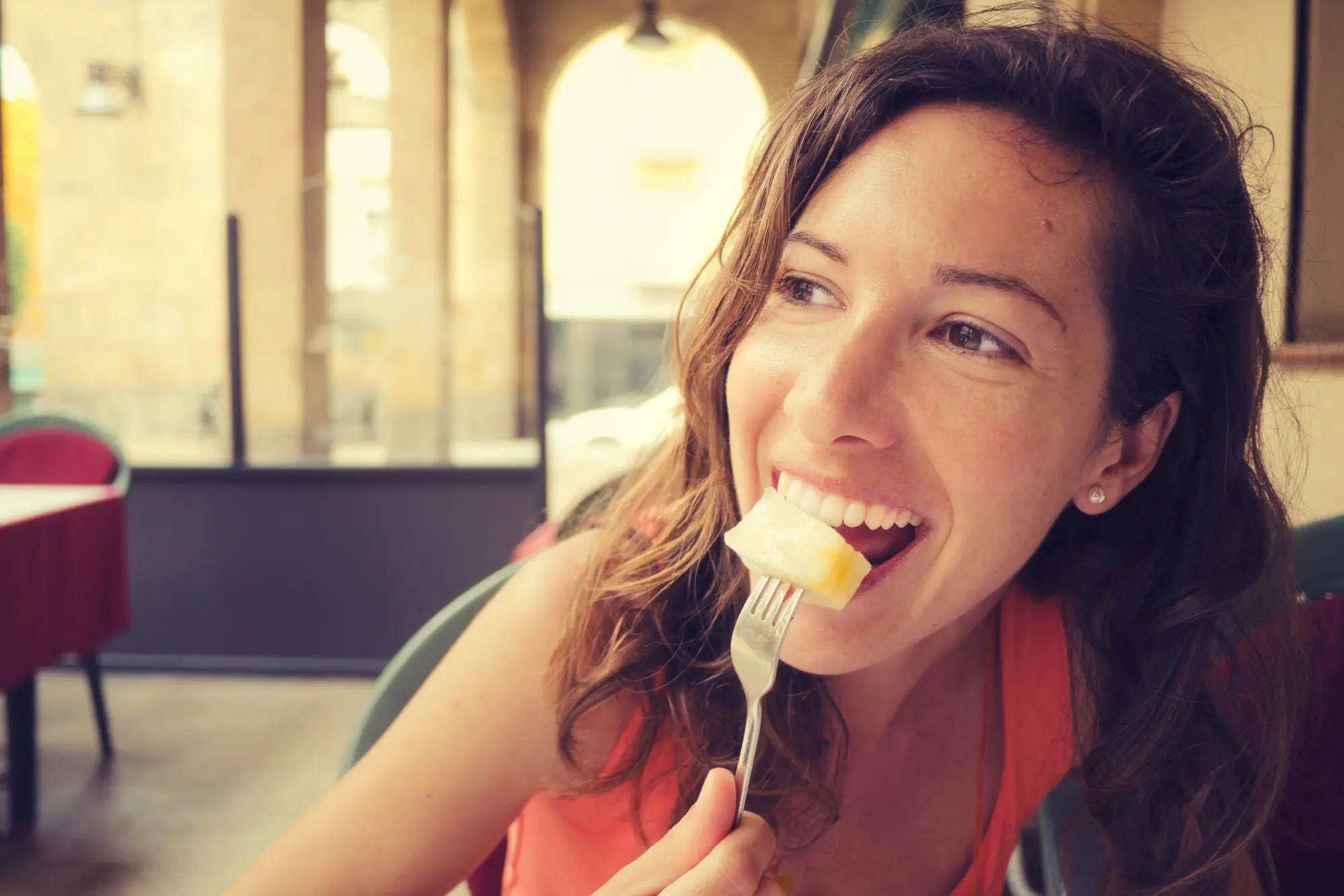 Cewek dan Makanan: Sebuah Cerita Cinta yang Sangat Rumit. (Foto: cdn.skim.gs)