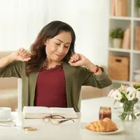 Mulai dari pola tidur, asupan cairan, hingga cara kita mengelola stres, semuanya berperan penting dalam membentuk sistem imun yang kuat.(foto/dok: freepik/pressfoto)