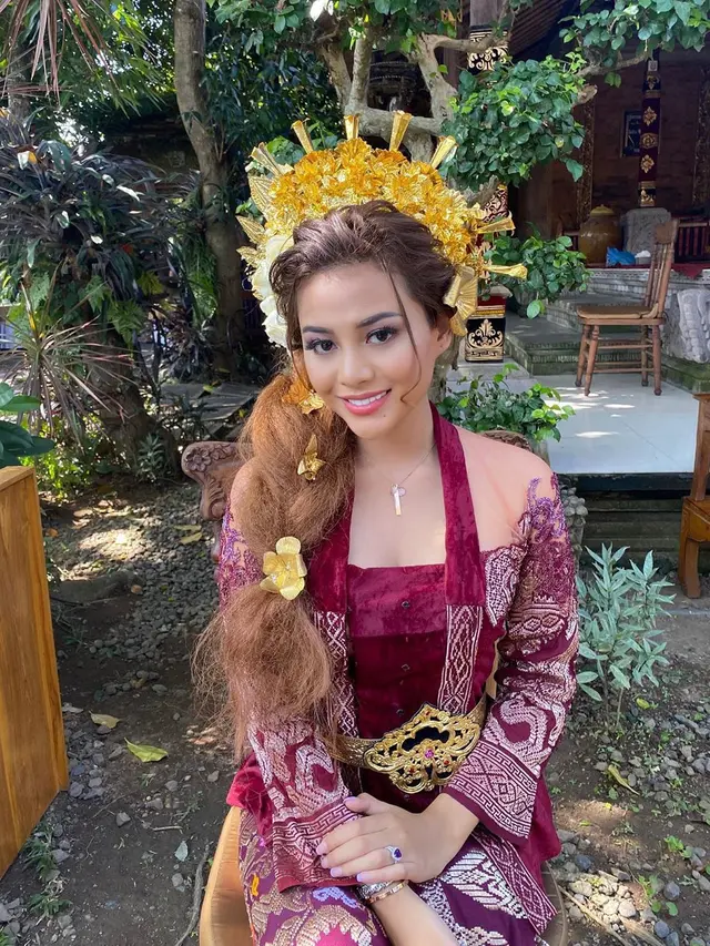 6 Potret Aurel Hermansyah Pakai Baju Adat Bali