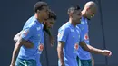 Pemain Timnas Brasil, Gabriel Magalhaes, Ederson, Alexsandro dan Fabinho (kiri ke kanan) berjalan di lapangan selama sesi latihan sebagai bagian dari persiapan menghadapi pertandingan sepak bola Piala Dunia 2026 melawan Maroko di Fasilitas Latihan Columbia Park, Morristown, New Jersey, pada 9 Juni 2026. (MAURO PIMENTEL/AFP)