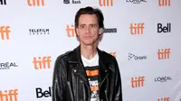 Aktor Jim Carrey berpose saat menghadiri pemutaran perdana "Jim & Andy: The Great Beyond" selama Festival Film Internasional Toronto 2017 di Winter Garden Theatre di Toronto, Kanada (11/9). (Phillip Faraone/Getty Images/AFP)