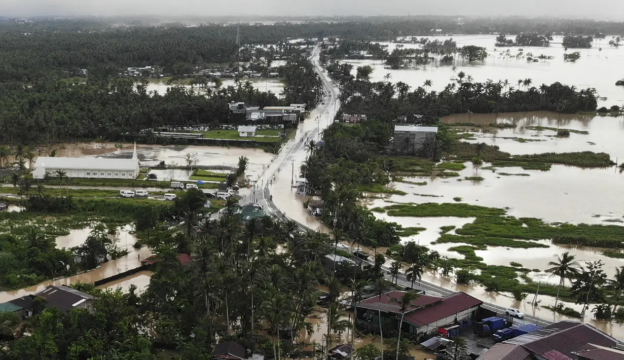 Foto udara menunjukkan jalan raya dan rumah-rumah yang terendam air banjir di Kota Abuyog, Provinsi Leyte, Filipina, 11 April 2022. Banjir terjadi menyusul hujan lebat yang disebabkan oleh badai tropis Agaton. (Bobbie ALOTA/AFP)