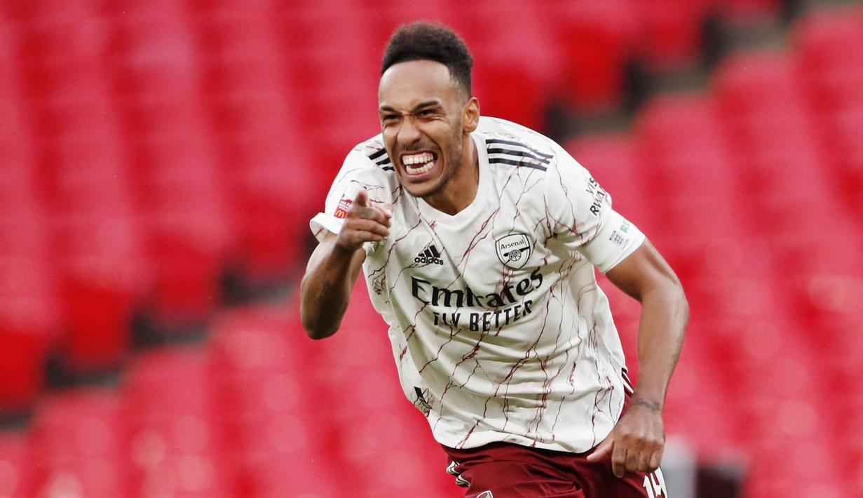 Striker Arsenal, Pierre-Emerick Aubameyang, melakukan selebrasi usai menjuarai Community Shield dengan menaklukkan Liverpool di Stadion Wembley, Sabtu (29/8/2020). Arsenal menang adu penalti dengan skor 5-4. (Andrew Couldridge/Pool via AP)