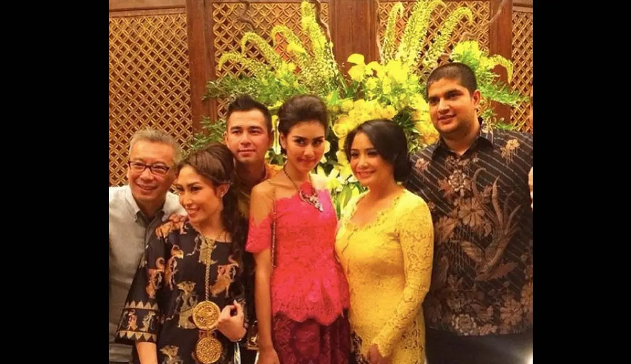 Dalam acara tersebut, hadir pula beberapa selebriti, salah satunya Ayu Dewi yang terlihat sedang berfoto bersama Raffi dan Gigi (Instagram)