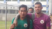 Stefano Lilipaly (kanan) dalam sesi latihan Timnas Indonesia di Stadion Persib, Bandung, Sabtu (28/5/2022). (Bola.com/Erwin Snaz)