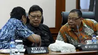 Menteri Dalam Negeri Tjahjo Kumolo (tengah), Menteri Koperasi UKM A.A Gede Ngurah Puspayoga (kanan), dan Menteri Perdagangan Rachmat Gobel (kiri) di ruang sidang utama Kementrian Dalam Negeri, Jakarta, Jumat (30/1/2015). (Liputan6.com/Andrian M Tunay)