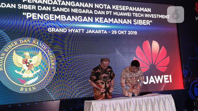 Kepala BSSN Letjen TNI (Purn) Hinsa Siburian dan CEO Huawei Indonesia Jacky Chen. Liputan6.com/Agustinus Mario Damar