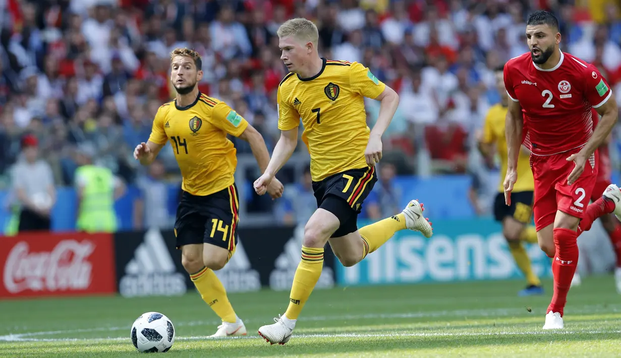 Gelandang Belgia, Kevin De Bruyne, menggiring bola saat melawan Tunisia pada laga grup G Piala Dunia di Stadion Spartak, Moskow, Sabtu (23/6/2018). Belgia menang 5-2 atas Tunisia. (AP/Hassan Ammar)