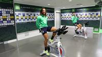 Penggawa Wolfsburg tengah menjalani latihan di tengah pandemi corona. (Dok. Twitter/Wolfsburg)
