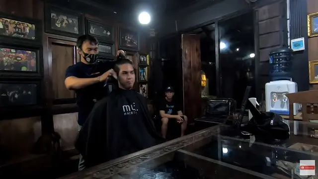 Biasa Tampil Gondrong Ini 6 Momen El Rumi Cukur Rambut Jadi Pendek