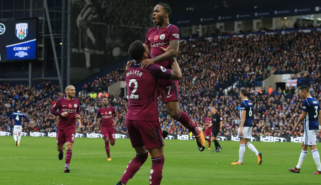 Gelandang Manchester City, Raheem Sterling, merayakan gol yang dicetaknya ke gawang West Bromwich pada laga Premier League di Stadion The Hawthorns, West Bromwich, Sabtu (28/10/2017). West Bromwich kalah 2-3 dari City. (AFP/Lindsey Parnaby)