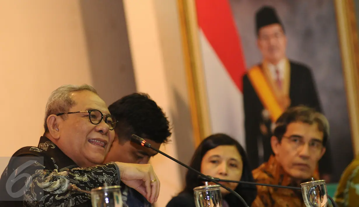 Ketua Komisi II DPR RI Rambe Kamarul Zaman (kiri) memberi materi Bimbingan Teknis Kampanye Pemilihan Tahun 2017 di Gedung KPU, Jakarta, Selasa (11/10). 68 peserta dari seluruh KPUD se Indonesia hadir. (Liputan6.com/Helmi Fithriansyah)