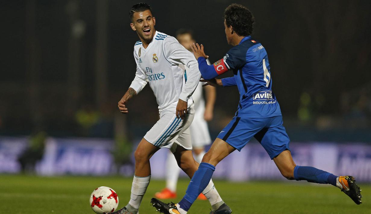Gelandang Real Madrid, Daniel Ceballos, berusaha melewati gelandang Fuenlabrada, Luis Milla, pada laga Copa del Rey di Stadion Fernando Torres, Madrid, Kamis (26/10/2017). Fuenlabrada kalah 0-2 dari Madrid. (AP/Francisco Seco)