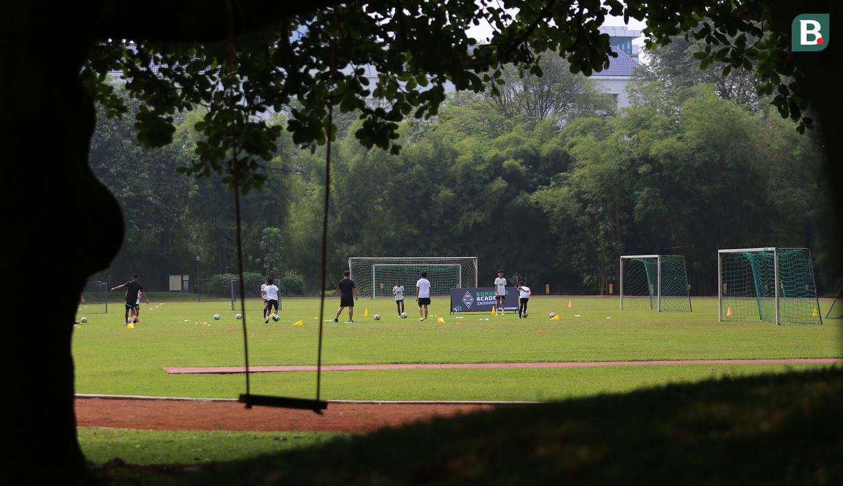 <p>Sejumlah anak-anak sedang bermain sepak bola saat Launching Borussia Academy di Deutsche Schule Jakarta, BSD, Tangerang, Sabtu (03/06/2023). (Bola.com/Bagaskara Lazuardi)</p>