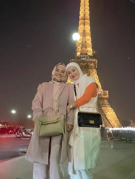 Dinda Hauw mengunggah potret kebersamaannya bersama sang ibunda saat liburan musim dingin ke Paris. Keduanya pun tampak mirip. [@dindahw]