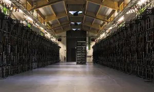 Rig pertambangan dari komputer super di dalam pabrik bitcoin 'Genesis Farming' di dekat Reykjavik, Islandia (16/3). Pabrik yang berada di lokasi rahasia di Islandia ini merupakan salah satu pabrik bitcoin terbesar di dunia. (AFP Photo/Halldor Kolbeins)