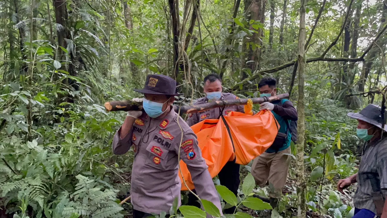 Polisi mengevakuasi jasad perempuan di Hutan Licin Banyuwangi