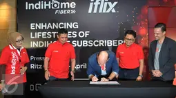 Penandatangan kerjasama antara Telkom dengan Iflix, Jakarta, Selasa (19/4). Pelanggan layanan internet IndiHome akan dapat menonton berbagai judul film hingga total 20.000 jam secara online. (Liputan6.com/Johan Tallo)