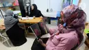 Pengungsi membaca majalah saat mengikuti pelatihan di Peace Educational Shelter, Cisarua, Jawa Barat, Selasa (17/1/2023). Kegiatan yang diinisiasi oleh Peace Educational Shelter secara gratis dengan tenaga pengajar berasal dari para pengungsi sendiri di tengah keterbatasan dana dan tenaga mereka yang bertujuan mengisi kesibukan sehari-hari dengan berbagai kegiatan positif  di tengah ketidakpastian mereka mendapatkan tempat di pihak negara ketiga. (merdeka.com/Arie Basuki)