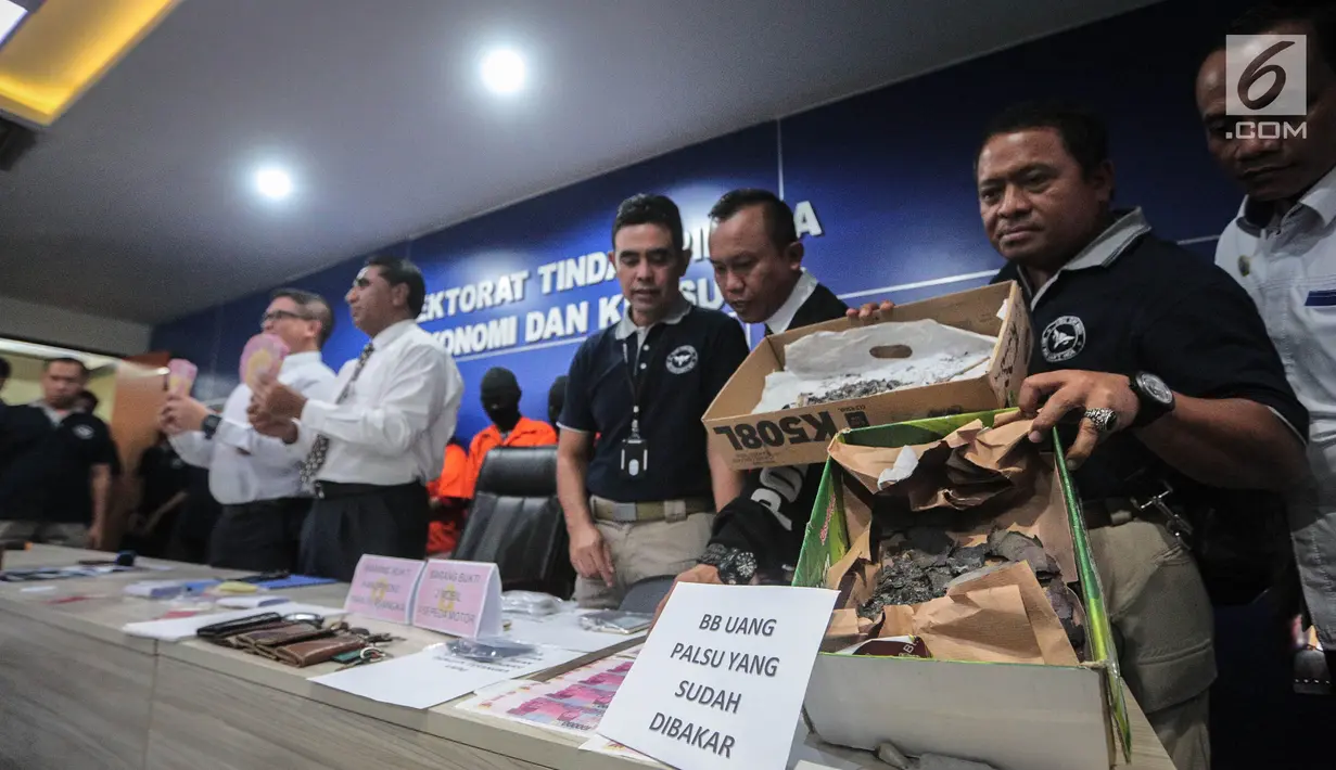 Uang palsu yang sempat dibakar oleh pelaku diperlihatkan saat gelar rilis sindikat pengedar uang palsu di Pulau Jawa oleh Direktorat Tindak Pidana Ekonomi Khusus Bareskrim Polri di Jakarta, Rabu (18/10). (Liputan6.com/Faizal Fanani)