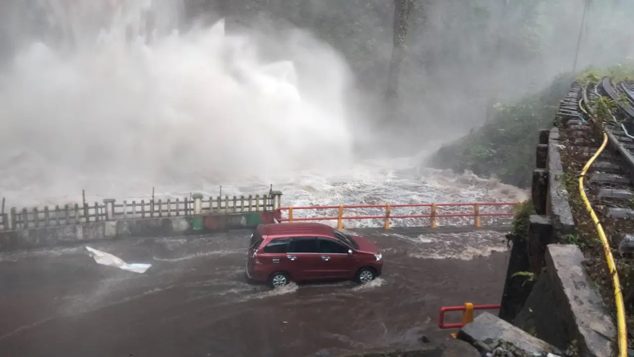 Air Terjun Lembah Anai Meluap, Selasa (21/2/2023). (Liputan6.com/ ist)