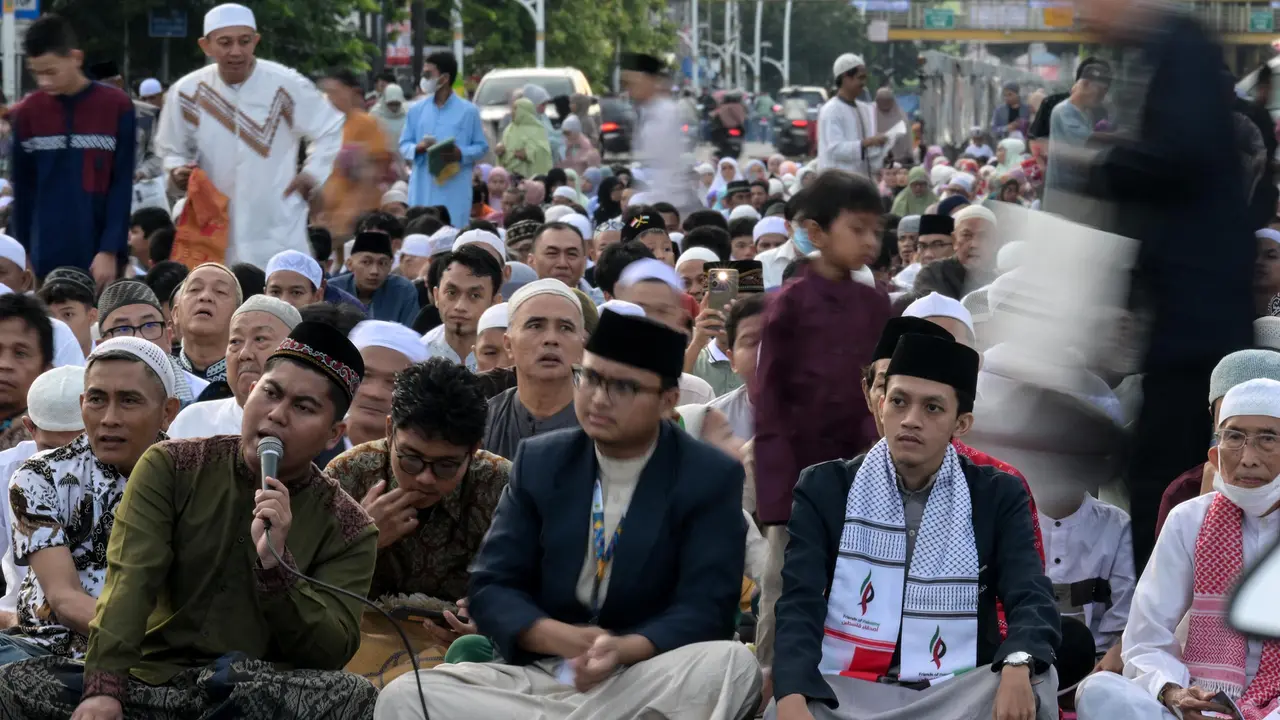 Khusyuk, Ribuan Umat Muslim Salat Idul Fitri 1446 H di Jatinegara
