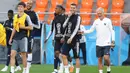 Pelatih Prancis, Didier Deschamps tertawa bersama para pemainnya saat latihan jelang menghadapi Peru pada grup C Piala Dunia 2018 di Yekaterinburg, Rusia, (20/6). Di grup C Prancis memimpin klasemen dengan poin tiga. (AP Photo / David Vincent)