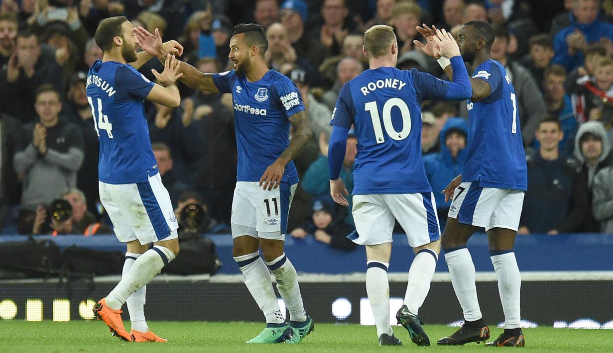 Para pemain Everton merayakan gol Theo Walcott (2kiri) saat melawan Newcastle United pada lanjutan Premier League di Goodison Park, Liverpool,(23/4/2018). Everton menang 1-0. (AFP/Oli Scarff)