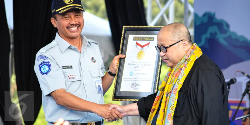 20150711-Gelar Mudik Gratis, Jasa Raharja Raih Rekor MURI-Jakarta-Dirut Jasa Raharja Budi Setyarso dan Jaya Suprana 1