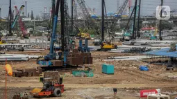 Suasana proyek pembangunan Jakarta International Stadium (JIS) atau Stadion BMW di kawasan Papanggo, Tanjung Priok, Jakarta, Senin (2/12/2019). Pembangunan proyek Stadion BMW telah mencapai tahap pemasangan tiang pancang di struktur bawah yang ditarget selesai akhir 2019. (Liputan6.com/Faizal Fanani