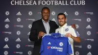 Pedro Rodriguez bersama Direktur Teknik Chelsea, Michael Emenalo, setelah penandatanganan kontrak berdurasi empat tahun. (Chelseafc.com)