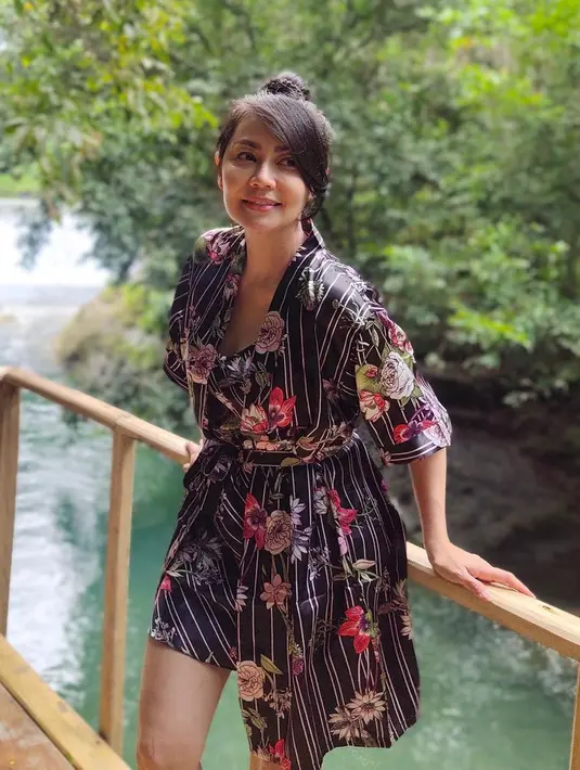 Tessa juga mengatakan dua anaknya sangat fokus saat tengah belajar online. Bahkan mereka tidak ingin Tessa tampak di kameranya. (Instagram/tessakaunang_tuiit)