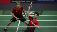 Pasangan Indonesia, Kevin Sanjaya/Marcus Gideon, saat melawan wakil China Taipei, Lee Jhe-Huei/Lee Yang, pada laga Asian Games di Istora, Jakarta, Senin (27/8/2018). Kevin/Marcus menang 21-15, 20-22, dan 21-12. (Bola.com/Vitalis Yogi Trisna)Pasangan Indon