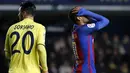 Kekecewaan pemain FC Barcelona, Neymar saat gagal mencetak gol ke gawang Villareal CF pada lanjutan La Liga Spanyol di El Madrigal stadium, Villareal, (8/1/2017). Barcelona bermain imbang 1-1.  (AFP/Jose Jordan)