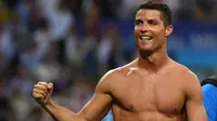 Cristiano Ronaldo memamerkan ototnya usai mencetak gol ke gawang Atletico Madrid saat Final Liga Champions 2015/16 di San Siro, Milan, Minggu (29/5). CR7 jadi pencetak gol terbanyak di Liga Champions musim ini dengan total 16 gol.(AFP Photo/Gerard Julien)