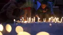 Puluhan lilin dinyalahkan oleh sejumlah anak untuk menghormati para korban gempa Nepal di Boudha Stupa, Kathmandu, Nepal, (7/5/2015). Gempa berkekuatan 7,8 yang meluluhlantakkan Nepal pada 25 April 2015 lalu. (REUTERS/Athit Perawongmetha)