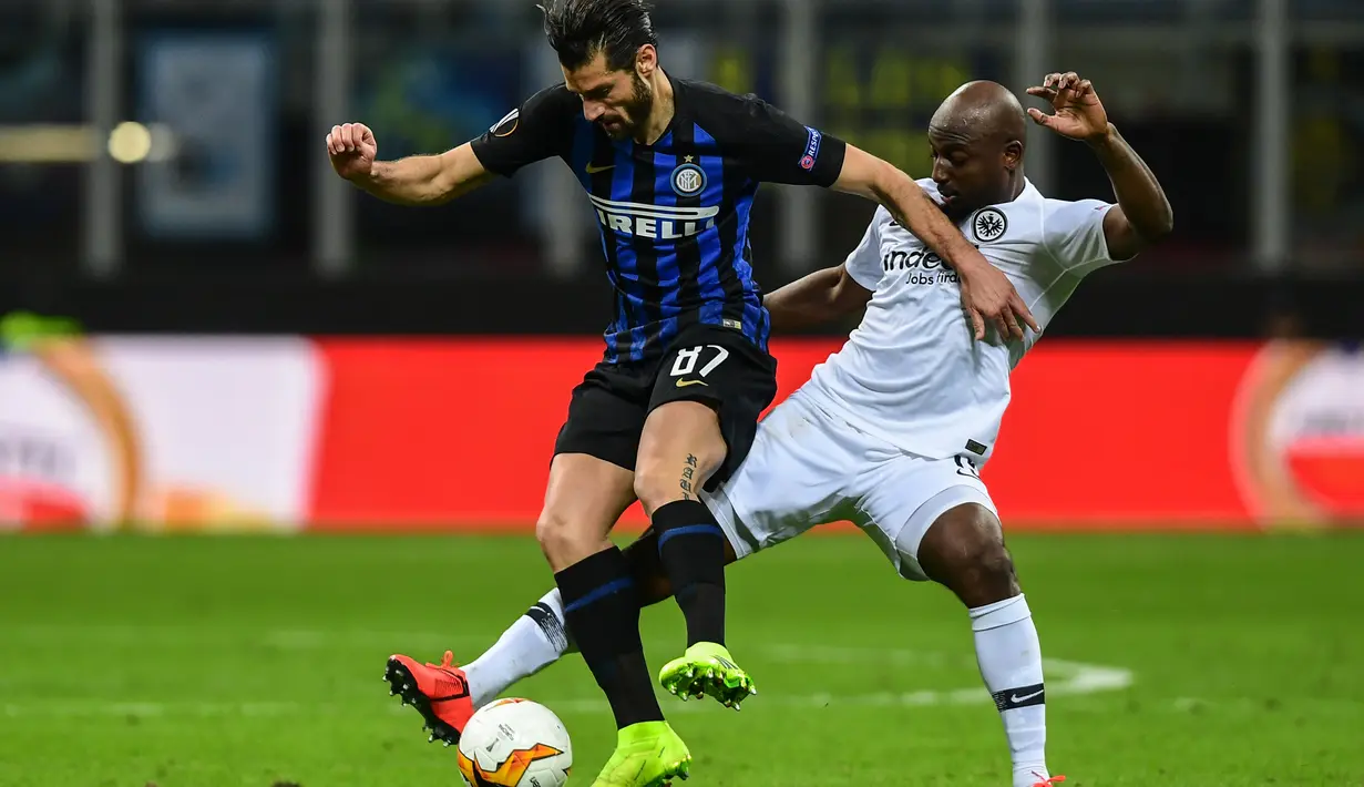 Aksi Antonio Candreva pada leg kedua, babak 16 besar Liga Europa yang berlangsung di Stadion Giuseppe Meazza, Jumat (15/3). Inter Milan kalah 0-1 kontra Eintracht Frankfurt. (AFP/Miguel Medina)