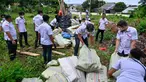 Petugas Kepolisian Republik Indonesia bersiap memusnahkan berbagai jenis narkoba hasil pengungkapan dari jaringan narkotika internasional di Mapolda Banda Aceh pada 12 Juni 2025. (CHAIDEER MAHYUDDIN/AFP)