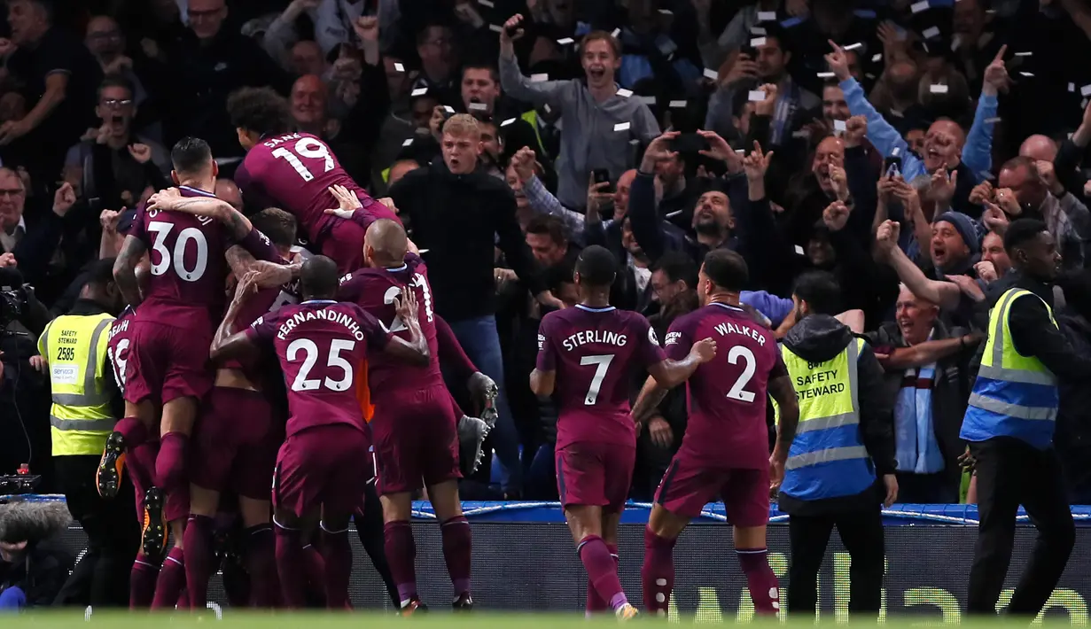 Pemain Manchester City merayakan gol yang berhasil dicetak oleh Kevin De Bruyne saat bertanding melawan Chelsea pada Liga Inggris di Stamford Bridge, London (30/9). (AP Photo/Kirsty Wigglesworth)