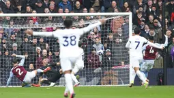 Gelandang Tottenham Hotspur, James Maddison (tengah) mencetak gol pertama timnya ke gawang Aston Villa pada laga pekan ke-28 Premier League 2023/2024 di Villa Park, Birmingham, Minggu (10/3/2024). (AFP/Darren Staples)