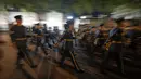 Anggota band militer berbaris di sepanjang Mall dekat Istana Buckingham saat latihan untuk penobatan Raja Charles III yang akan berlangsung di Westminster Abbey pada 6 Mei mendatang, di pusat kota London, Selasa, 2 Mei 2023. (AP Photo/Andreea Alexandru)