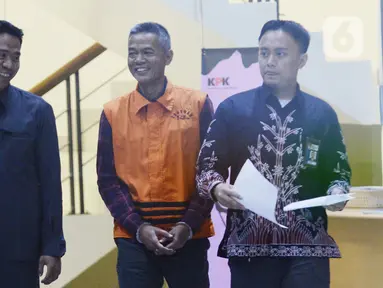 Mantan Komisioner KPU, Wahyu Setiawan (tengah) tersenyum usai menjalani pemeriksaan  penyidik di Gedung KPK, Jakarta, Selasa, (21/1/2020). Wahyu Setiawan diperiksa sebagai tersangka terkait kasus dugaan penerimaan hadiah atau janji penetapan anggota DPR Terpilih 2019-2024. (merdeka.com/Dwi Narwoko)