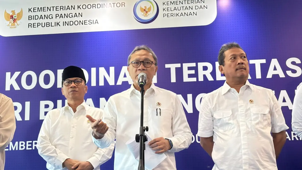 Menteri Koordinator Bidang Pangan Zulkifli Hasan, Menteri Kelautan dan Perikanan Sakti Wahyu Trenggono dan Menteri Perdagangan Budi Santoso dalam konferensi pers usai Ratas Swasembada Pangan.
