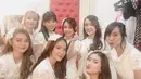 Sebagai member generasi ketiga, Cesen kerap abadikan momen setelah show di teater JKT48. Cesen saat jadi member ini berfoto bersama para member seperti Haruka, Melody, Feni dan lain-lain. (Liputan6.com/IG/ceseniy)